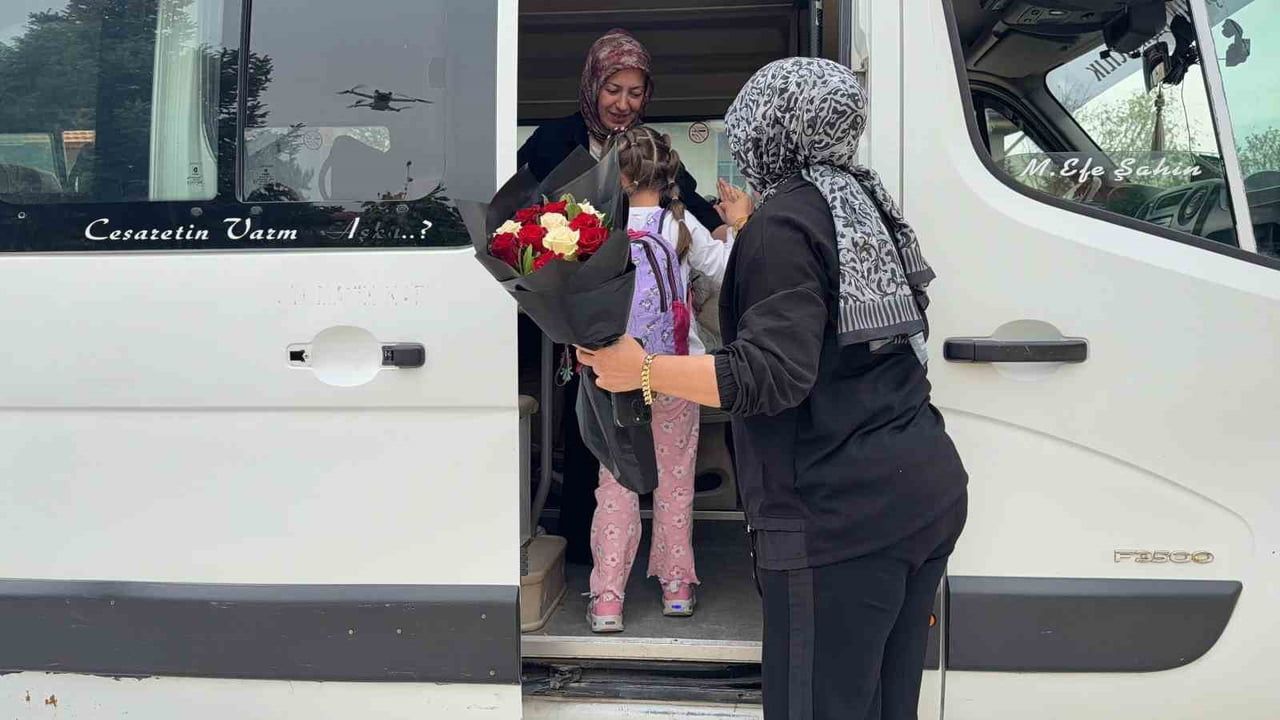 Bolvadin'de 15 yıllık servis şoförü Huri Şahin, çocuklara 'anne şefkati'yle hizmet veriyor
