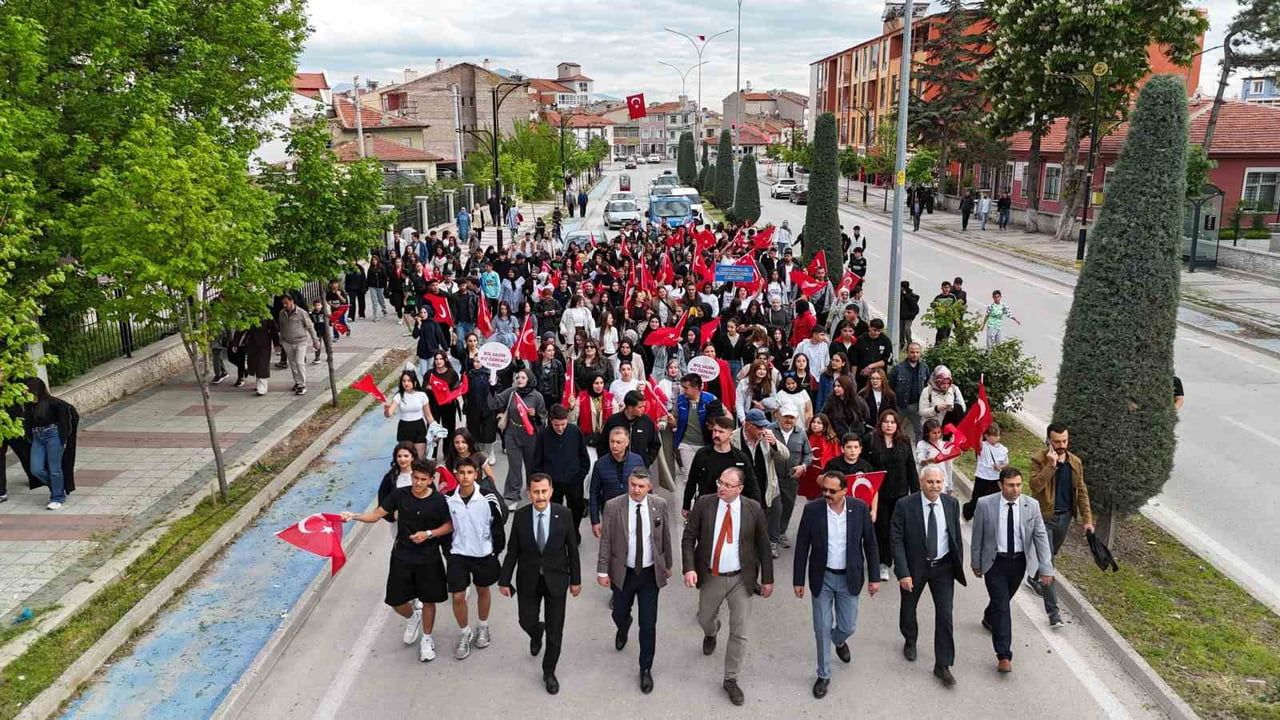 Bolvadin'de 19 Mayıs Gençlik Yürüyüşü yoğun katılımla gerçekleştirildi