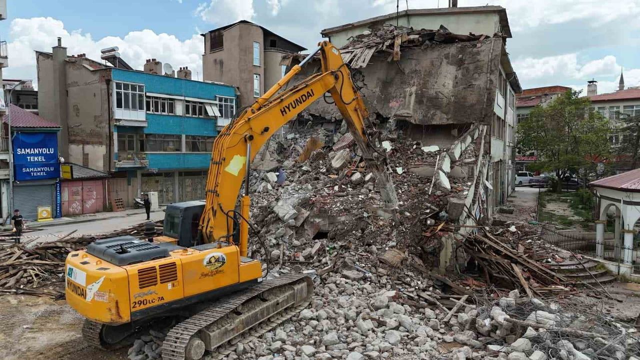 Bolvadin'de 6.’ncı Etap Kentsel Dönüşüm: İmaret Cami Arkasında Yıkım Çalışmaları Başladı