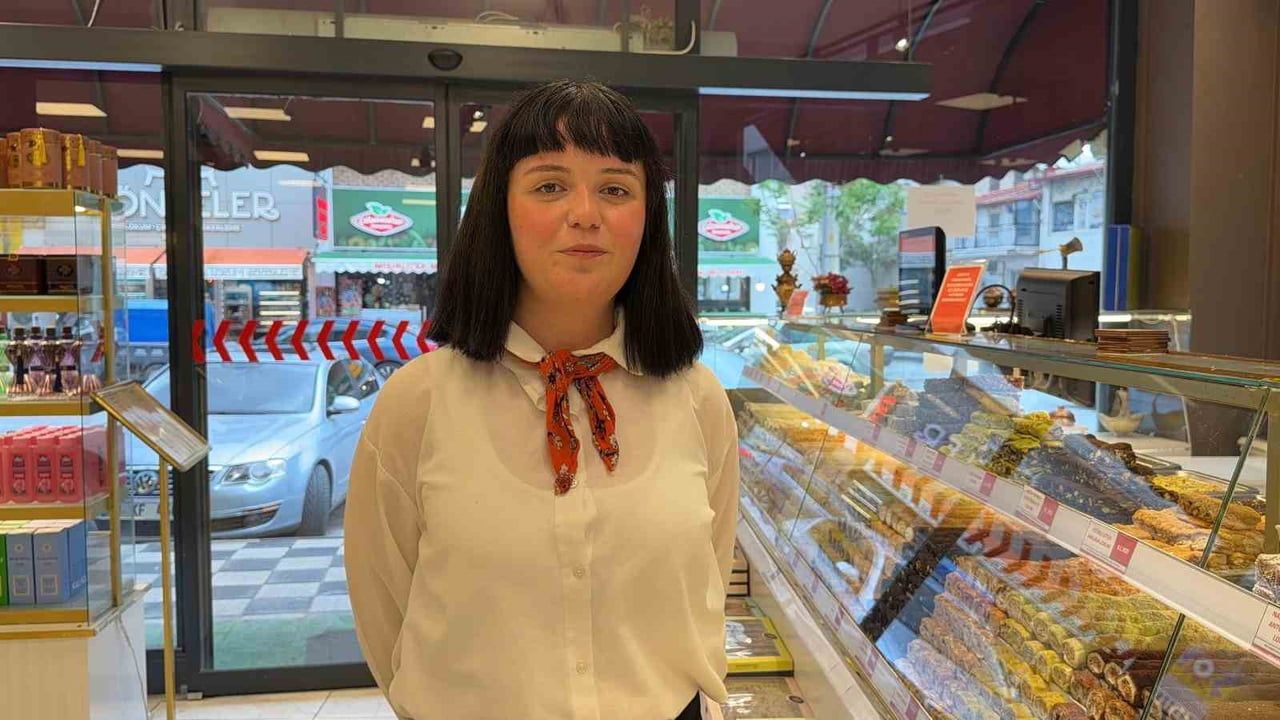 Bolvadin'de bayrama sayılı günler kala baklava ve lokum üretiminde artış