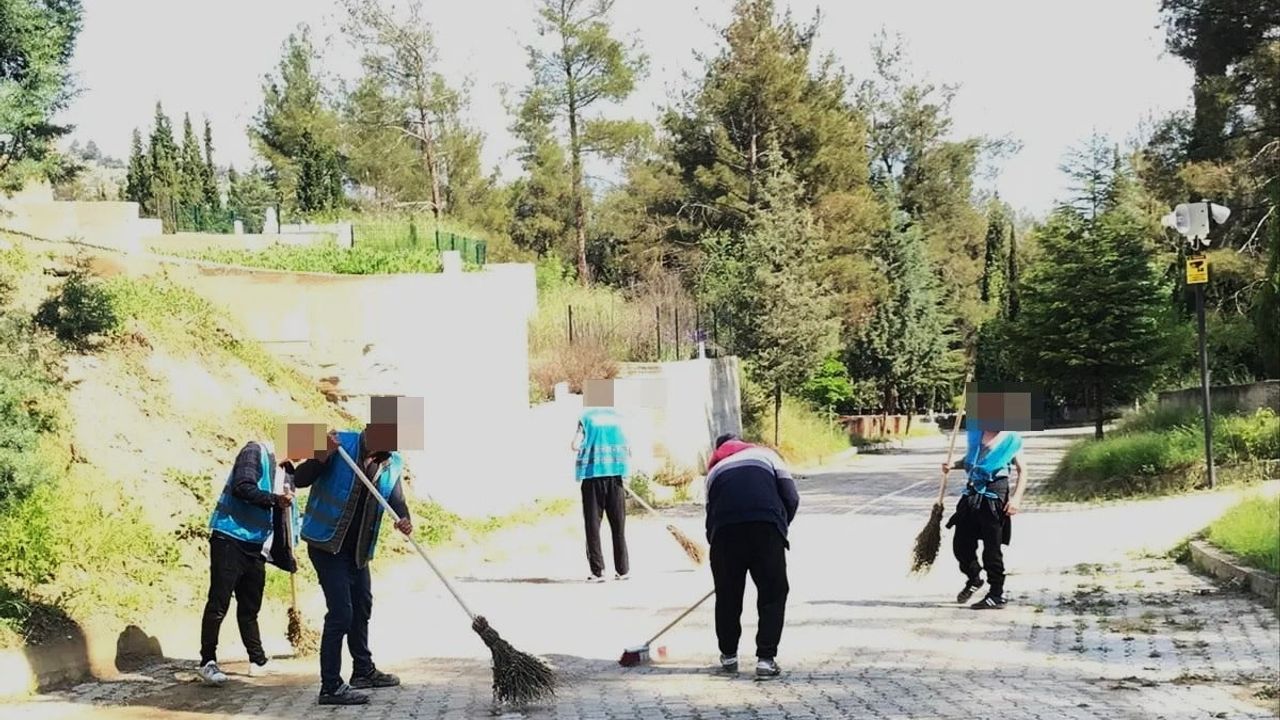 Boyabat’ta Denetimli Serbestlik Müdürlüğü mezarlıkları Kurban Bayramı öncesi temizledi