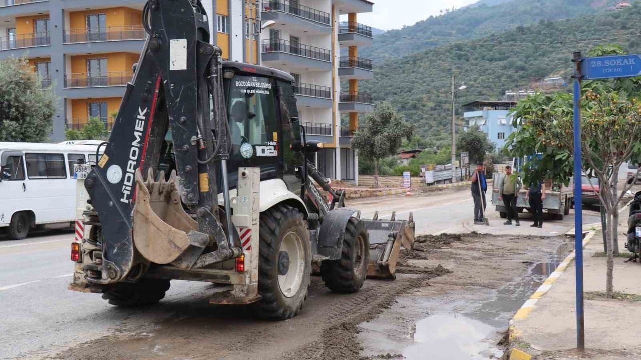 Bozdoğan’da sağanak sonrası temizlik ve yol onarımları sürüyor