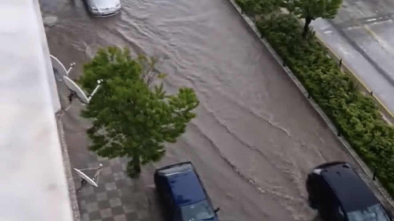 Bozüyük'te Sağanak Etkili: Cadde ve Sokaklarda Su Birikintileri Trafiği Aksattı