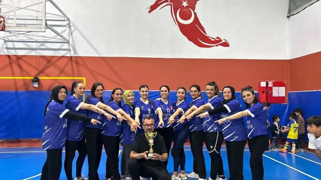 Bozyazı'da Evimin Sultanları Anneler Günü Voleybol Turnuvası'nda Kötekler İlkokulu şampiyon