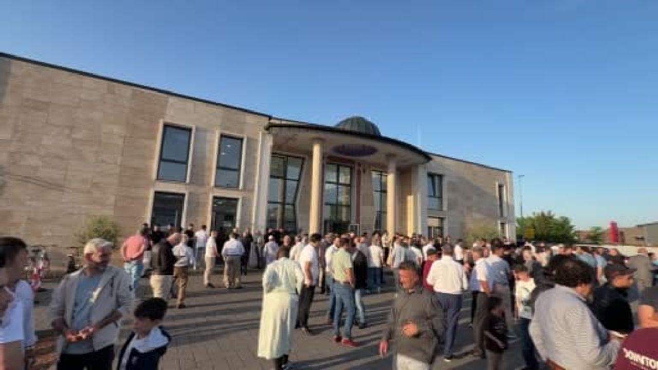 Brühl Camii'nde Kurban Bayramı Namazı: Cemaat Birlik ve Dayanışma Mesajları Verdi