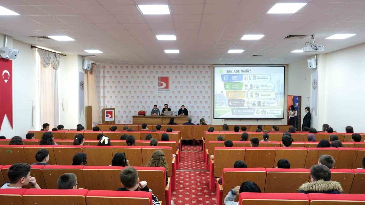 BŞEÜ'de Döngüsanat Atölyesiyle geri dönüşüm malzemeleri sanata dönüştü