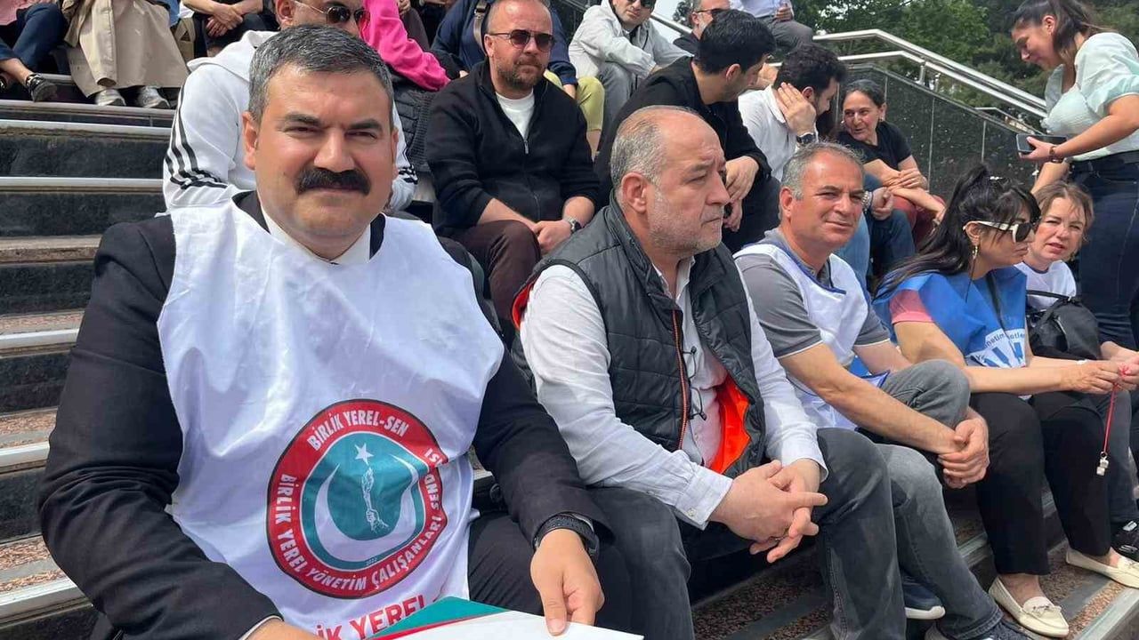Buca Belediyesi'nde memur eylemi sürüyor: Yaklaşık 300 personel tam gün iş bıraktı
