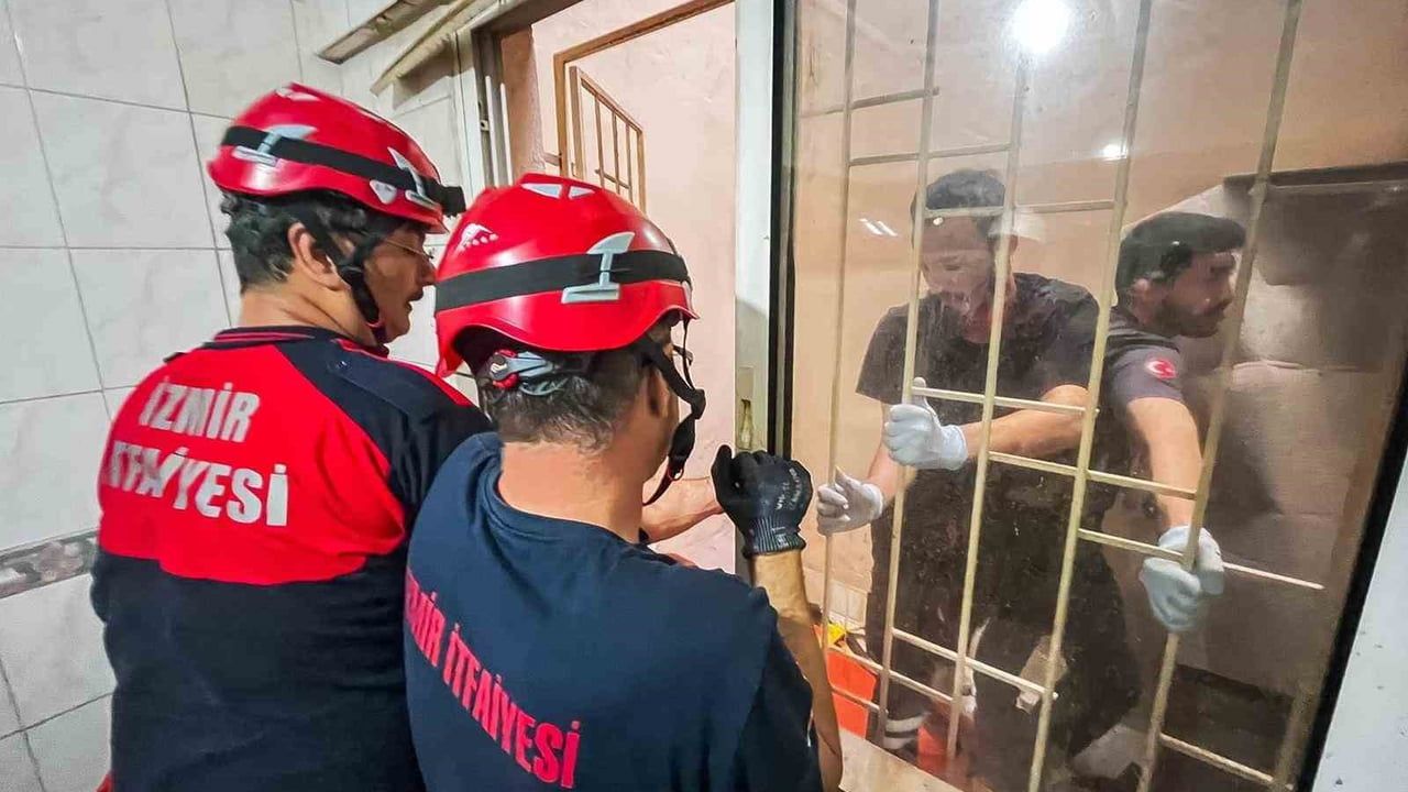Buca'da çatısından apartman boşluğuna düşen Sertaç Yanık itfaiye tarafından kurtarıldı