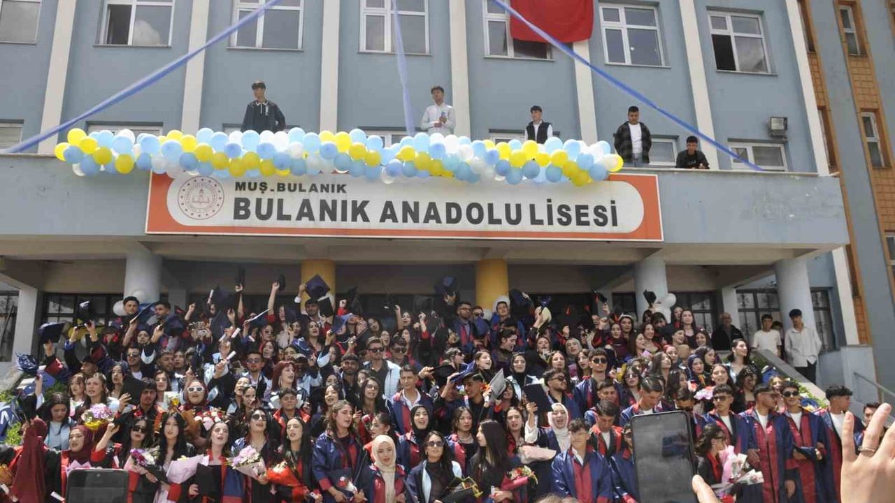 Bulanık Anadolu Lisesi'nde 2025-2026 Mezuniyet Töreni Coşkuyla Gerçekleşti