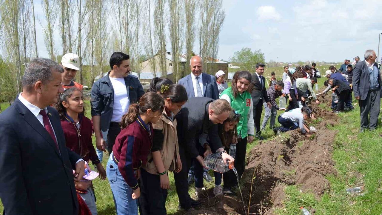 Bulanık'ta 'Hatıra Yolu' Projesi Kapsamında 350 Fidan Toprakla Buluştu