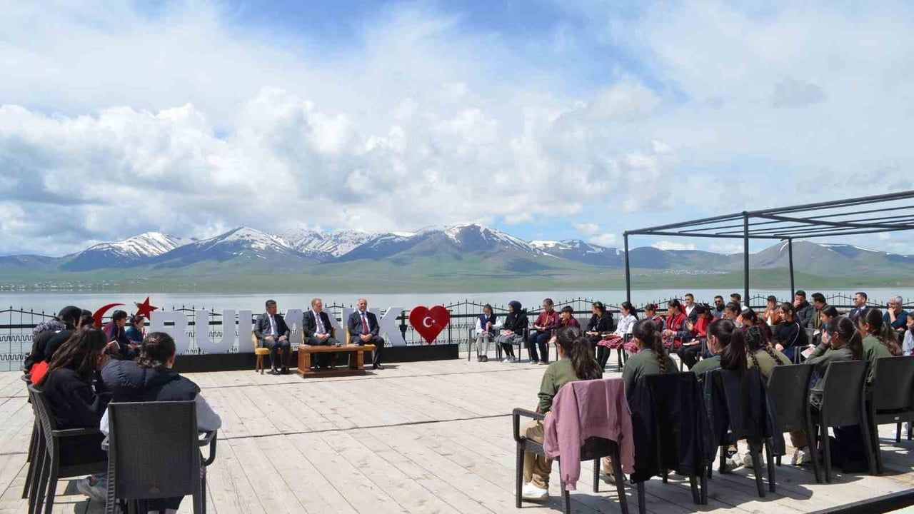 Bulanık’ta 'Son Ayı' Söyleşisi: Kaymakam Koşansu Öğrencilerle Kitabı Tartıştı