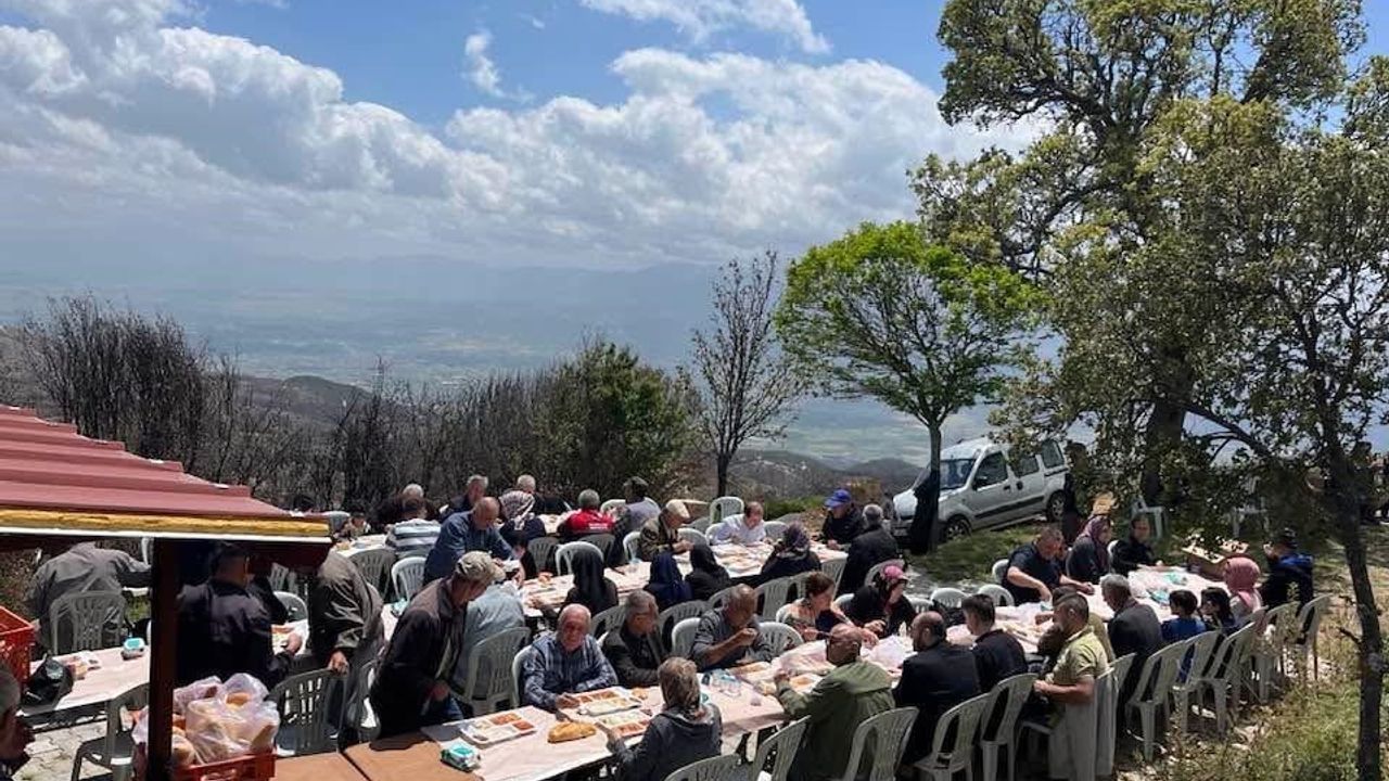Buldan'da Kumralı Dede anma hayrı: Bostanyeri'deki yangın izleri için dualar edildi