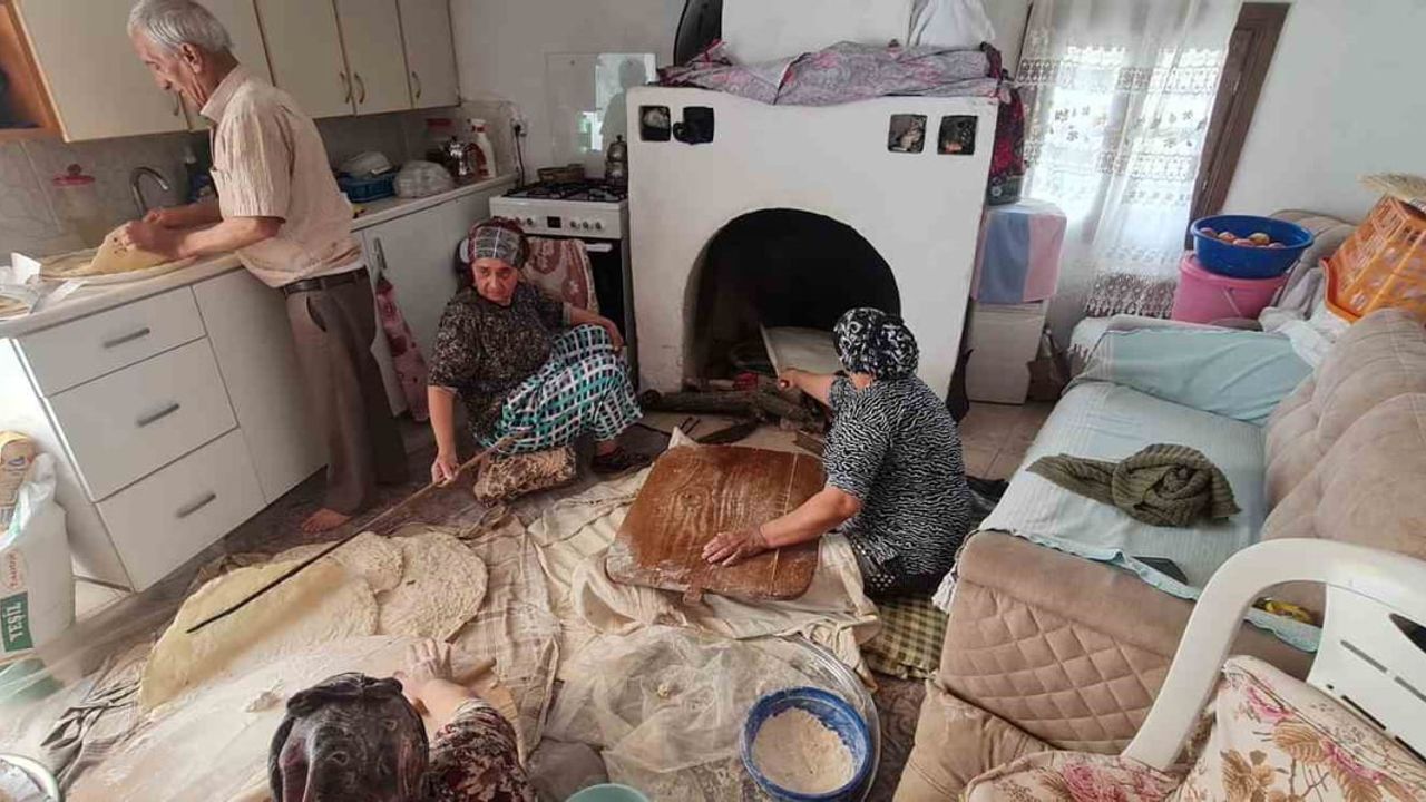Buldan'da Kurban Bayramı öncesi yufka hazırlığı imeceyle sürüyor