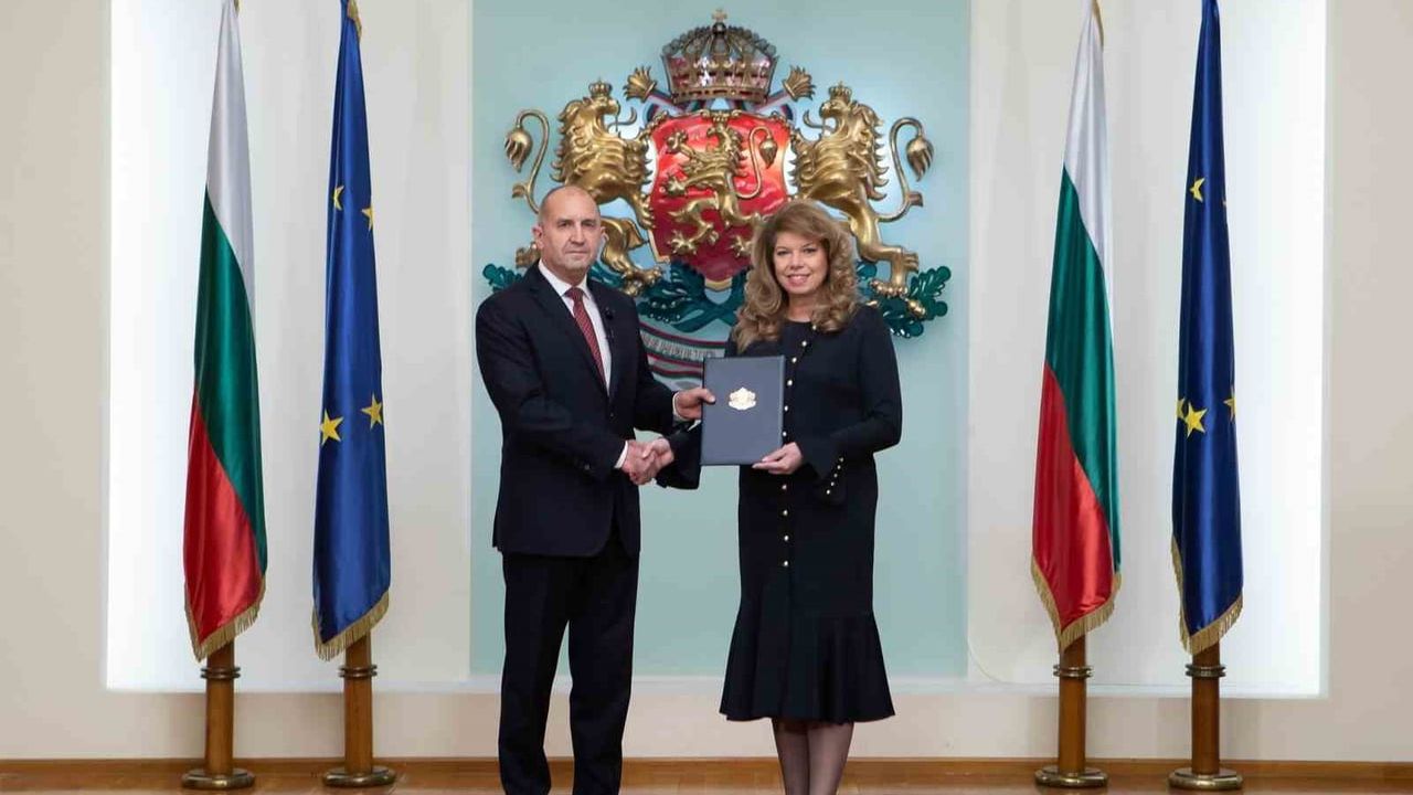 Bulgaristan’da Cumhurbaşkanı Yotova, Rumen Radev’e Hükümeti Kurma Görevini Verdi