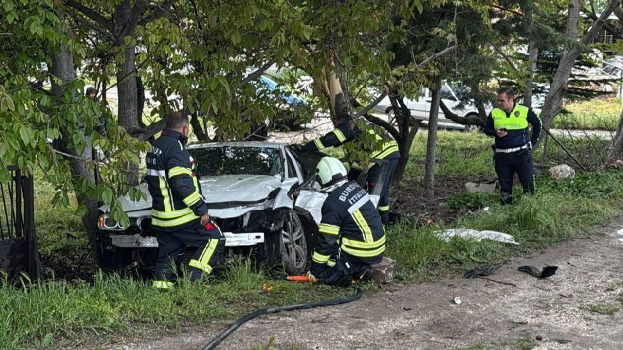 Burdur-Antalya kara yolunda direksiyon hakimiyeti kaybı: Otomobil ağaca çarptı, 1 yaralı