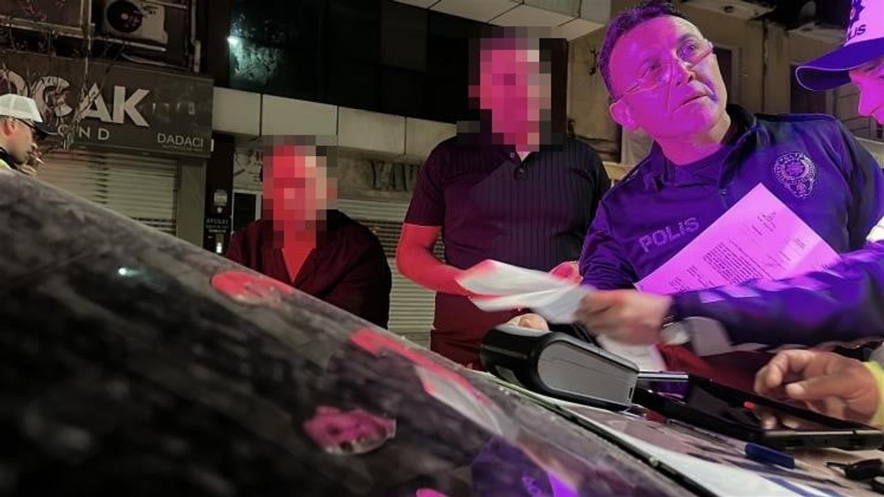 Burdur'da Alkollü Sürücü Şampiyonluk Kutlaması Sonrası 2 Park Aracına Çarpıp Kaçtı, Yakalandı