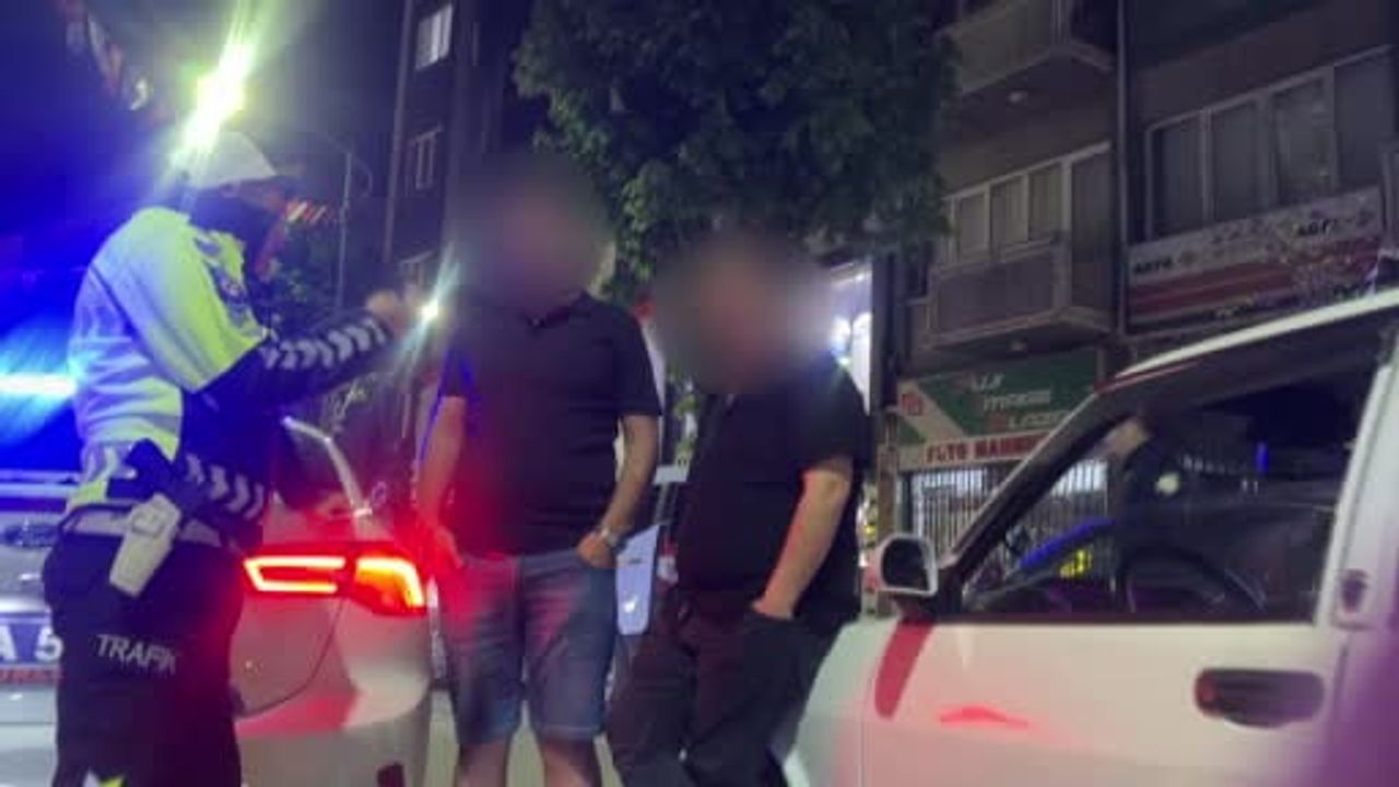 Burdur'da alkollü sürücü şampiyonluk kutlaması sonrası park halindeki 2 araca çarpıp yakalandı