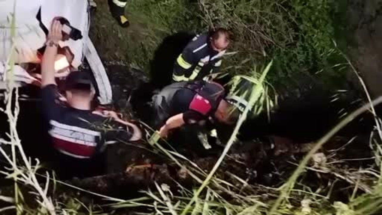 Burdur'da hafif ticari araç 20 metrelik uçuruma devrildi: 3 kişi yaralandı