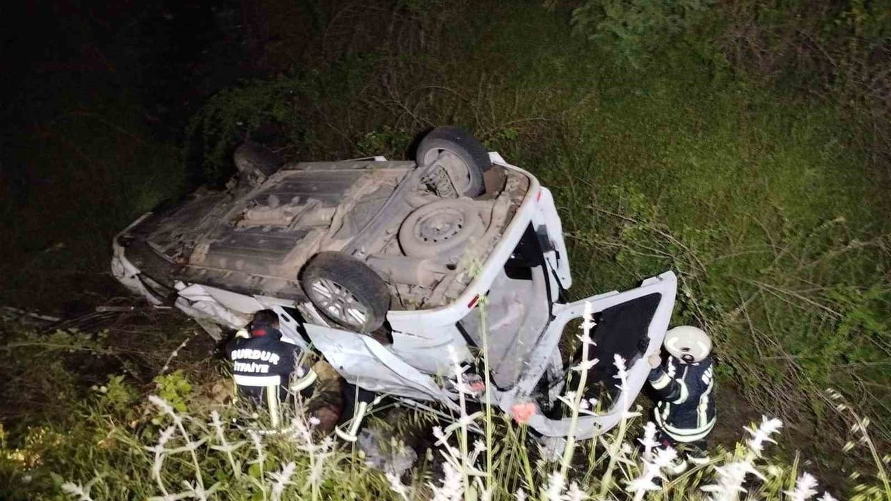 Burdur'da hafif ticari araç uçuruma devrildi: 3 kişi yaralandı