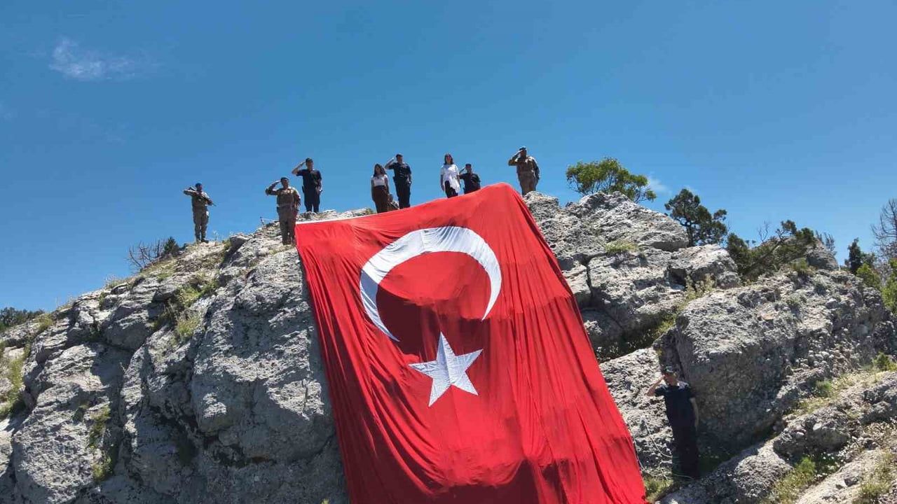 Burdur'da Karacaören Festivali: Karadağ Tepesi'nde 54 metrekarelik Türk bayrağı açıldı