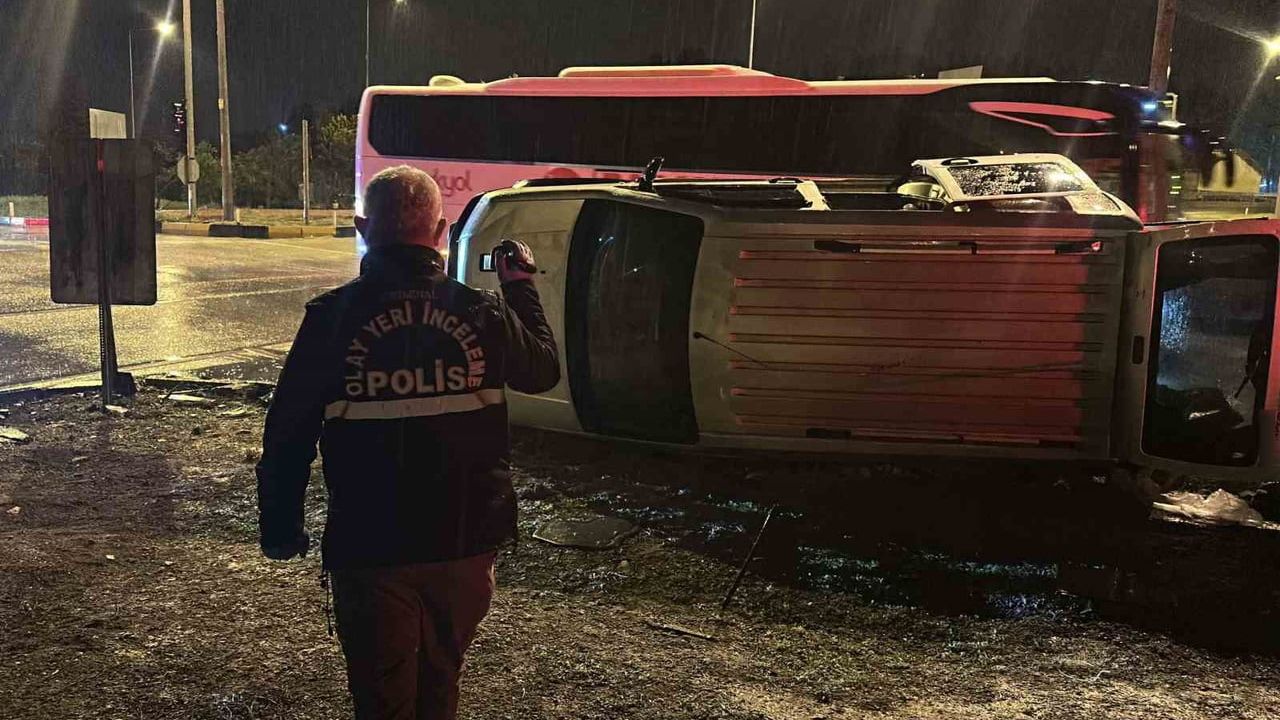 Burdur'da kavşakta otomobil ile hafif ticari araç çarpıştı: 1 ölü, 5 yaralı