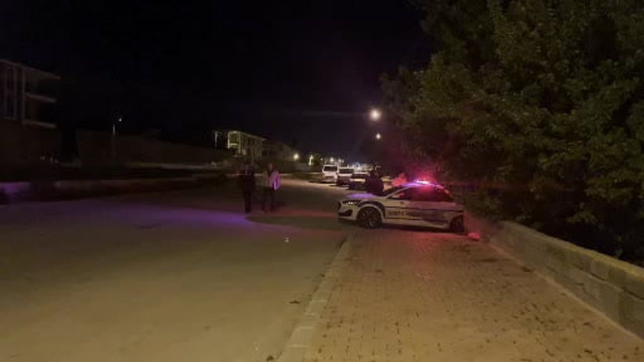 Burdur'da motosiklet kazası: Park halindeki kamyonun altına giren sürücü yaşamını yitirdi