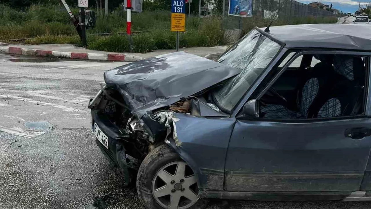Burdur'da okul servisi ile otomobil çarpıştı — 7 kişi yaralandı