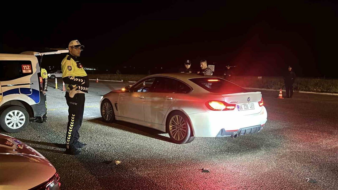 Burdur'da polis ekipleri park ve çevrelerinde sıkı denetimleri sürdürüyor