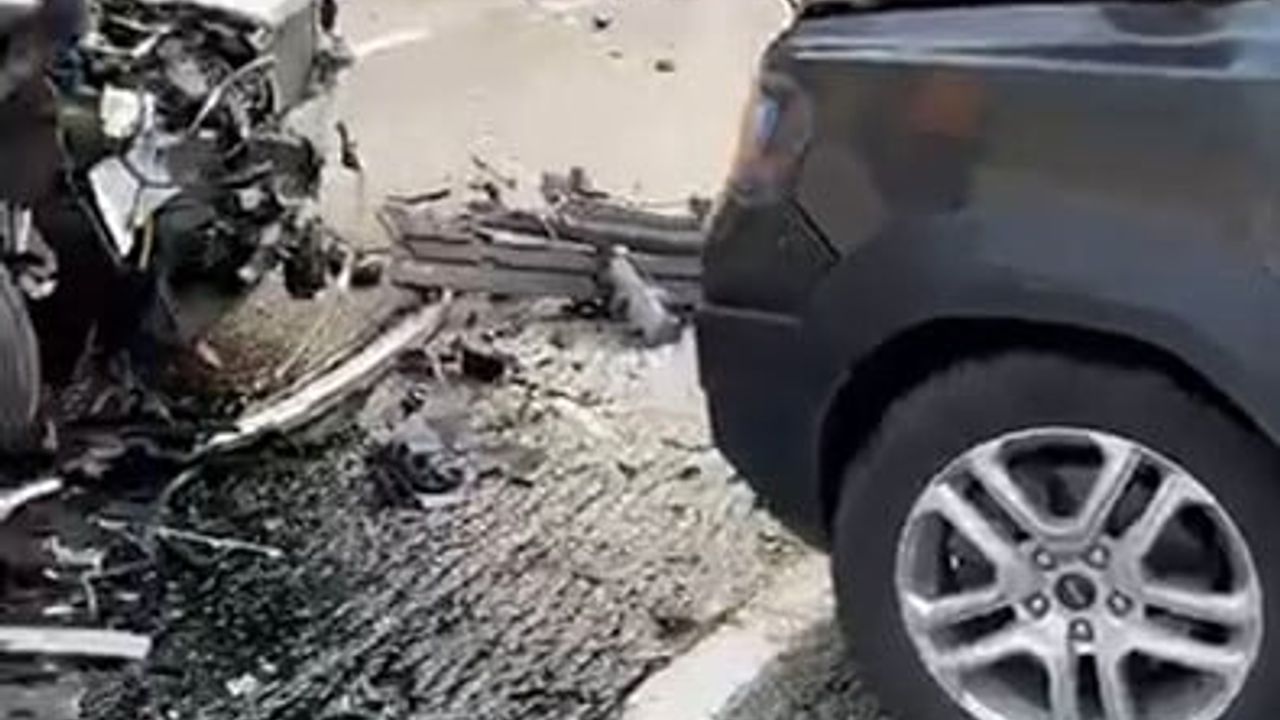 Burdur'da üç otomobilin çarpıştığı kazada 5 kişi yaralandı