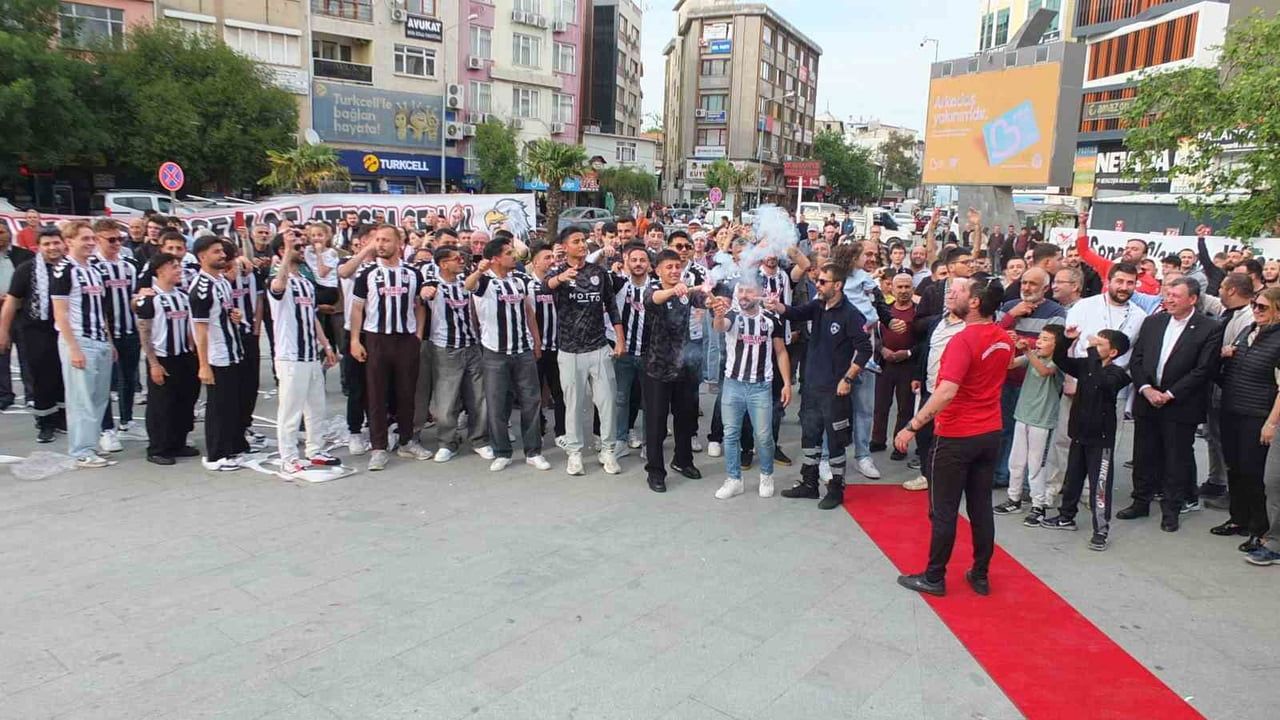 Burhaniye Belediyespor 2025-2026'da 25'te 25 yaparak Balıkesir Süper Amatör Lig şampiyonu oldu