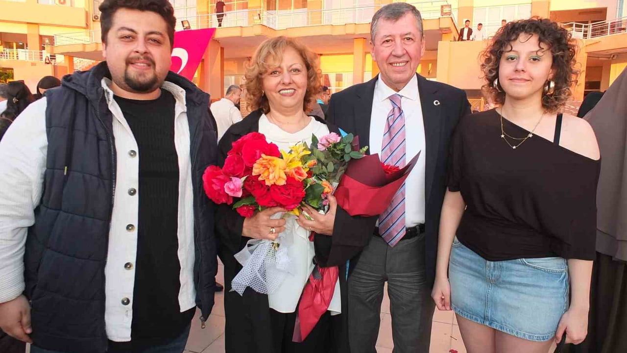 Burhaniye'de 2 çocuk annesi Ayla Erdil, Pazarlama ve Reklam bölüm birincisi oldu