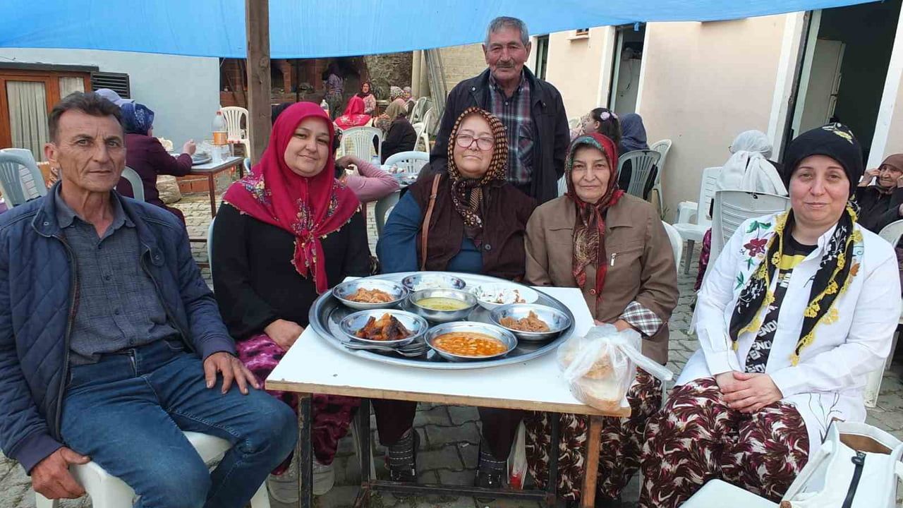 Burhaniye'de düğün yemeği geleneği sürüyor: Köy düğünlerinde fırın yemekleri öne çıkıyor