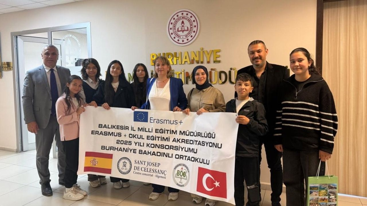 Burhaniye’de Erasmus+ sonrası Bahadınlı Ortaokulu öğrencileri İlçe Müdürü Bora Zihni’yi ziyaret etti