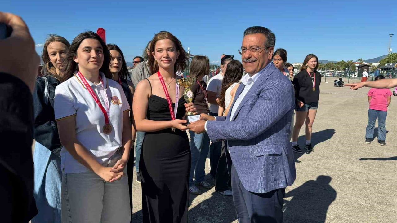 Burhaniye'de Gençlik Haftası: İskele Meydanı'nda Konser, Ödül Töreni ve Atölyeler