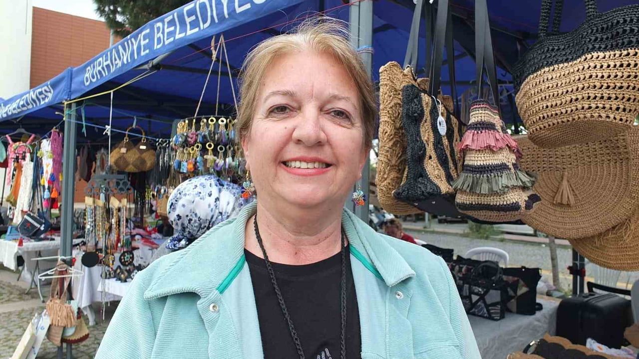 Burhaniye'de kadınlar Anneler Günü'nde el emeği ürünlerini sergiledi