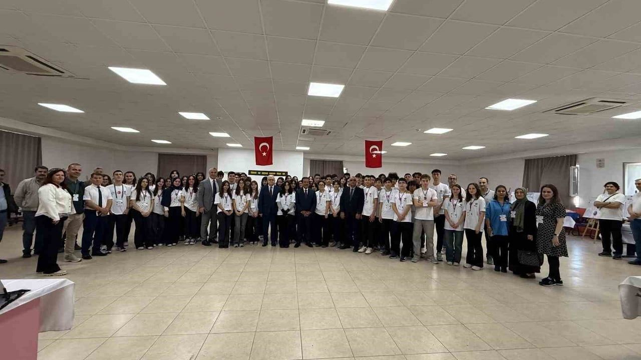 Burhaniye'de Kuvâ-yı Milliye Fen Lisesi'nin TÜBİTAK 4006-A Bilim Fuarı açıldı
