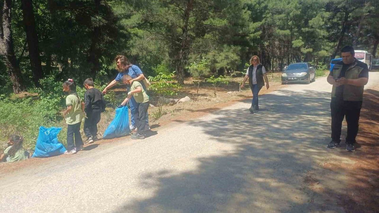 Burhaniye'de 'Orman Benim' kampanyasıyla Taylıeli'nde orman temizliği: Yaklaşık 300 kg atık toplandı