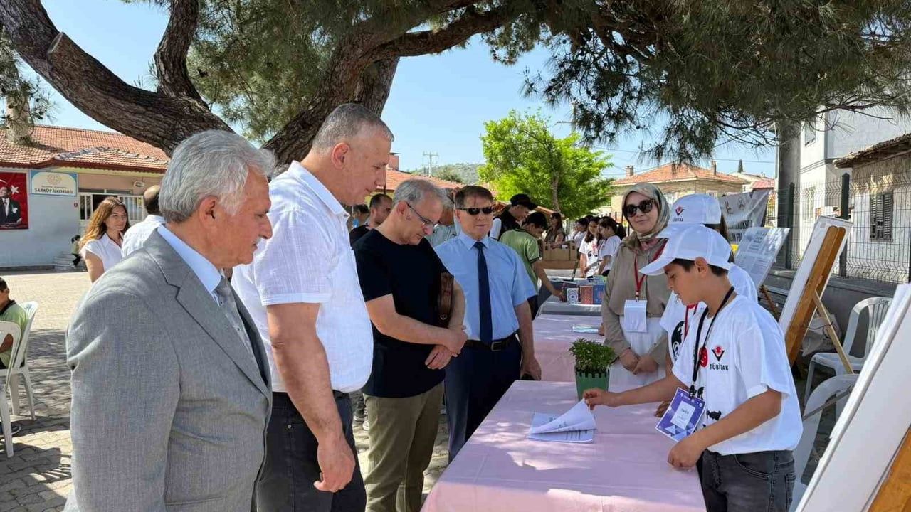 Burhaniye'de Şarköy ve Pelitköy Ortaokulları ortak TÜBİTAK 4006 Bilim Fuarı açtı