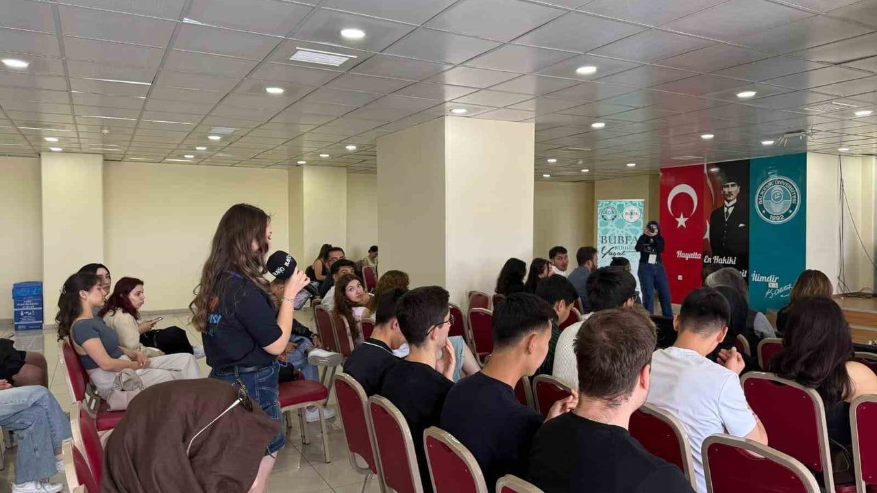 Burhaniye’de üniversite‑sektör buluşmaları: Gözçiçek Gıda temsilcisi öğrencilerle deneyimlerini paylaştı