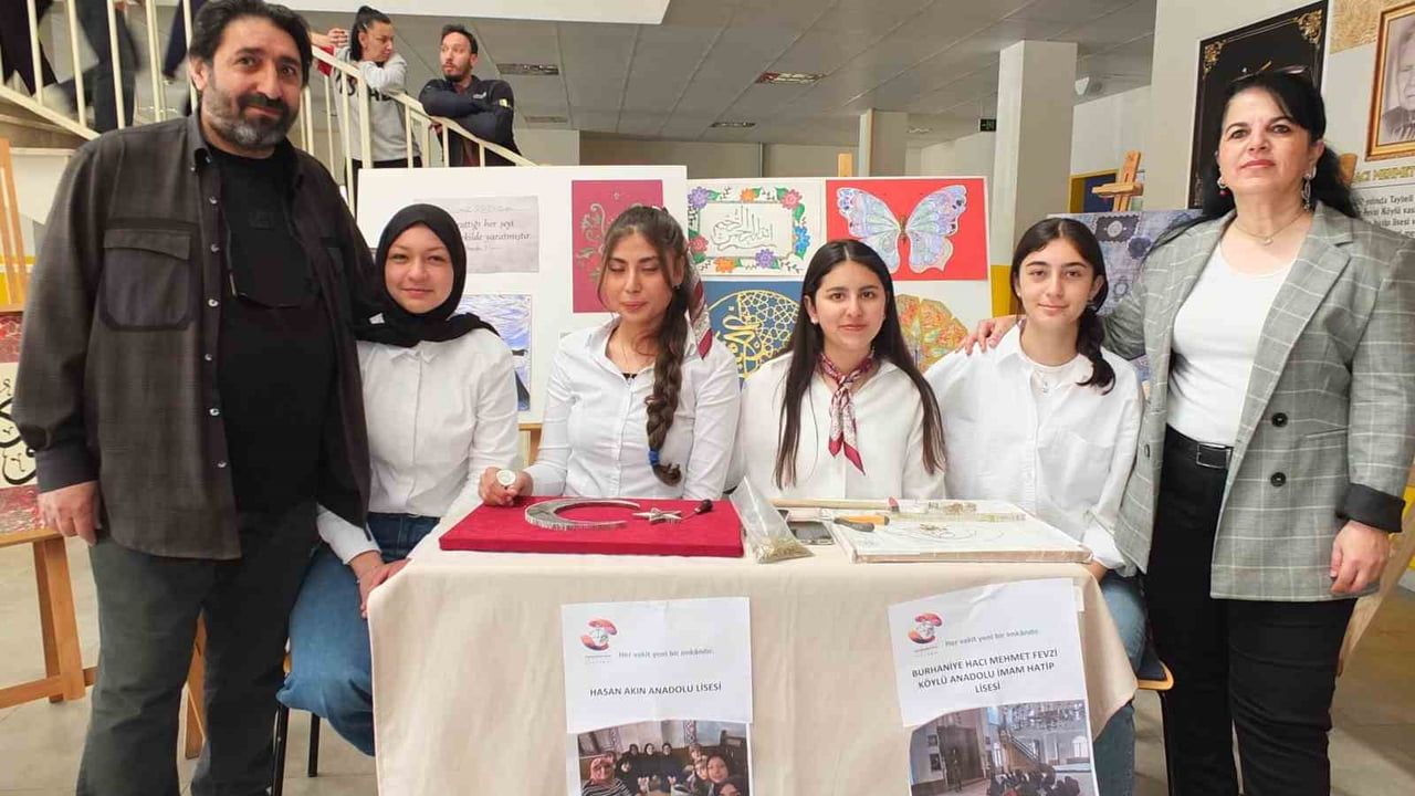 Burhaniye'de 'Vakti Kuşanmak' yıl sonu sergisi: Hacı Mehmet Fevzi Köylü Anadolu İHL öğrencilerinin eserleri yoğun ilgi gördü