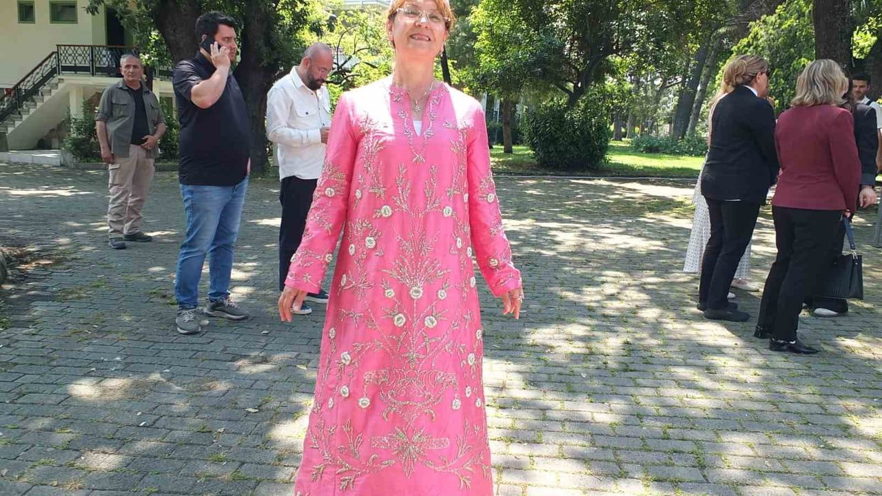 Burhaniyeli Eğitmen Nurşen Ertunç, Tel Kırma ile Balıkesir Eski Zaman Gelinliğini Tanıttı