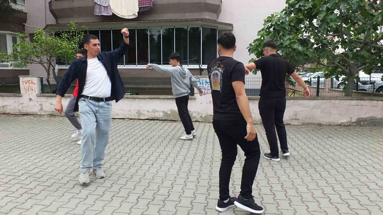 Burhaniyeli gençler Hüseyin ve Süleyman Kirli önderliğinde İzmir yöresi oyunlarıyla gösterilere hazırlanıyor