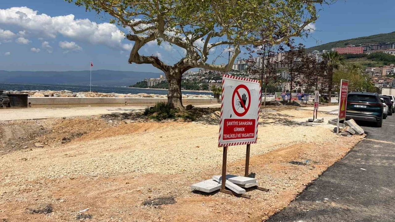 Bursa Büyükşehir Belediyesi Gemlik Sahilinde 47 Bin m²'lik Düzenlemeyi Hızla Sürdürüyor