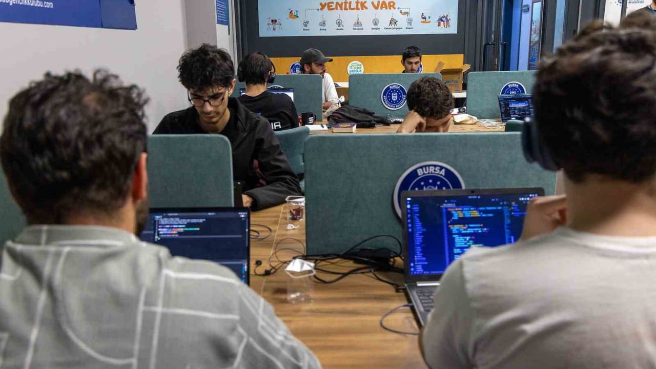 Bursa'da 3 Gün Süren Hackathon: Genç Yazılımcılar Yapay Zeka ve Dijital Projeler Geliştirdi
