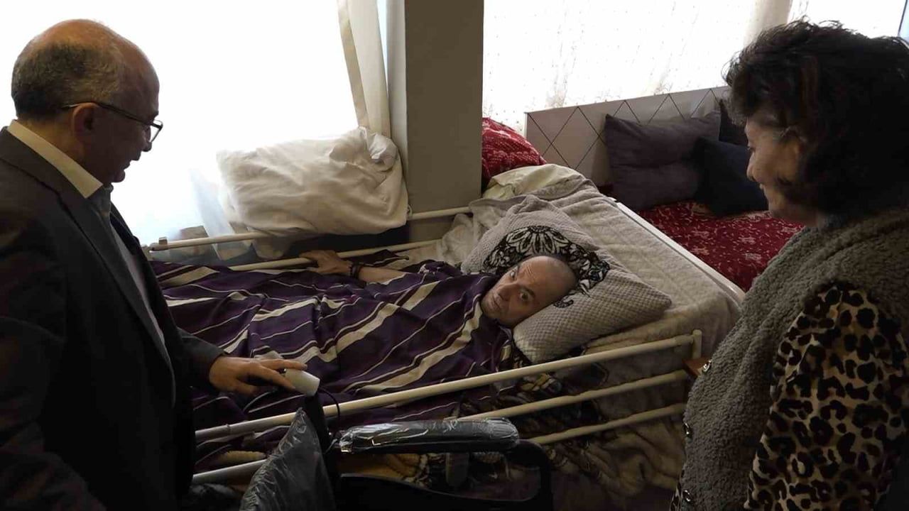 Bursa'da beyin kanaması sonrası yatağa mahkûm eşine dönen kadın ve TÜMBULSEVDER'in tekerlekli sandalye yardımı