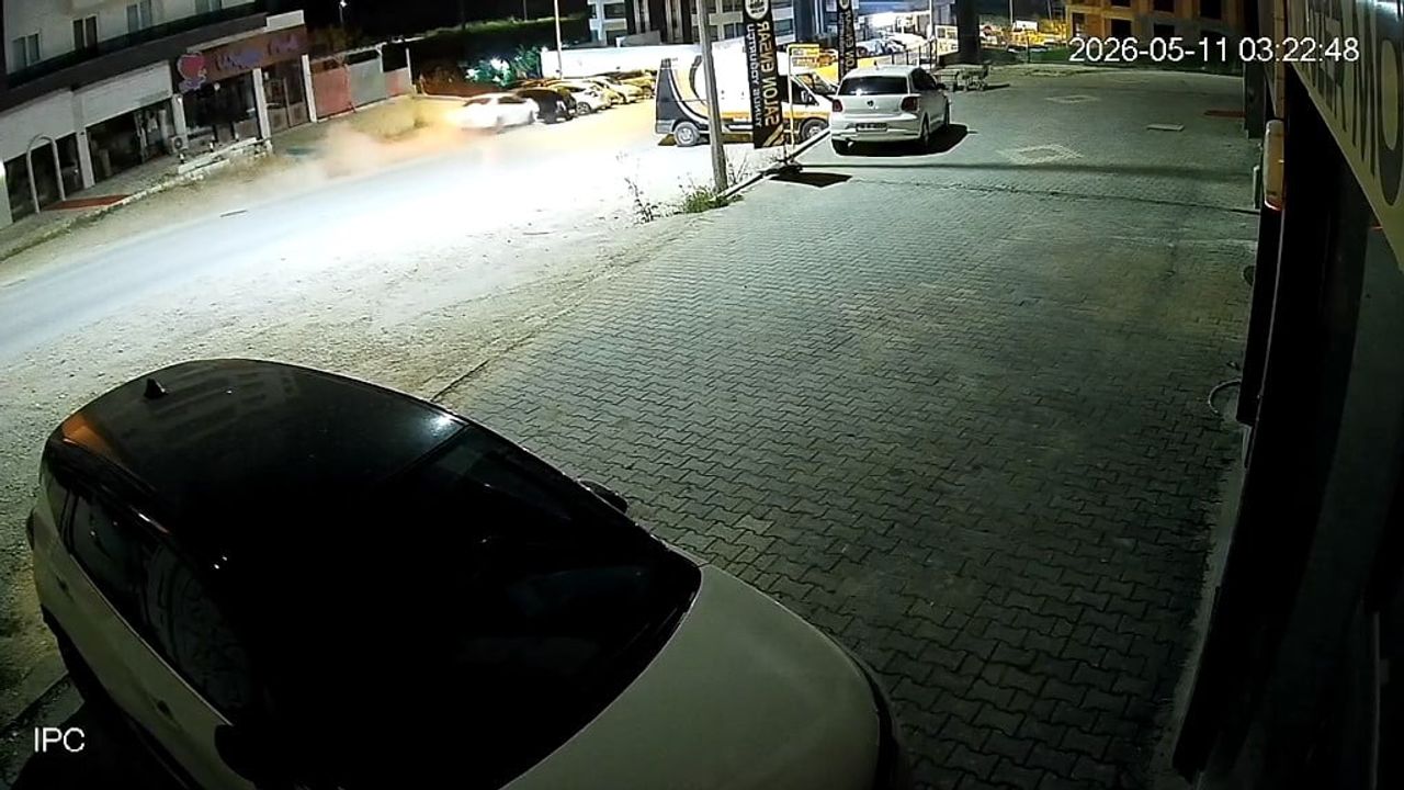 Bursa'da direksiyon başında uyuyan sürücü park halindeki 4 araca çarptı, kaza güvenlik kamerasında
