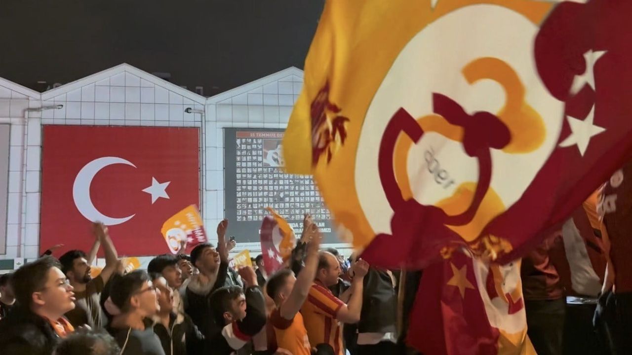 Bursa'da Galatasaray Şampiyonluğu: 15 Temmuz Demokrasi Meydanı'nda Renkli Kutlamalar