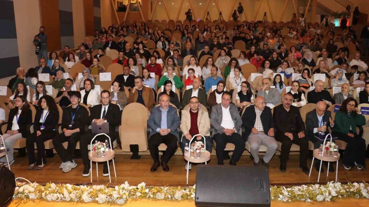 Bursa'da 'Gençler Konuşuyor Biz Dinliyoruz' tersine mentörlük zirvesi yoğun ilgi gördü