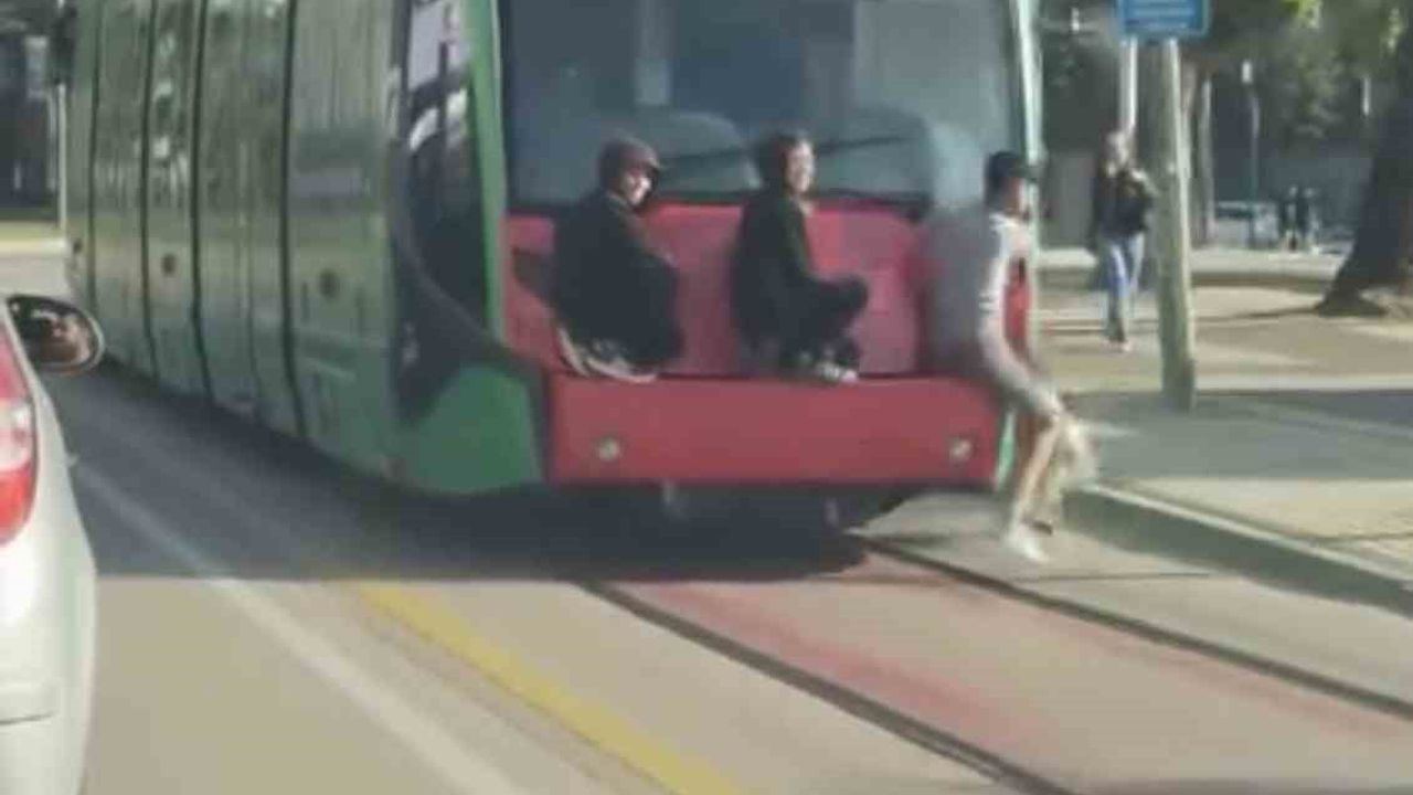 Bursa'da gençlerin tramvay arkasına tutunarak yaptığı tehlikeli yolculuk kamerada