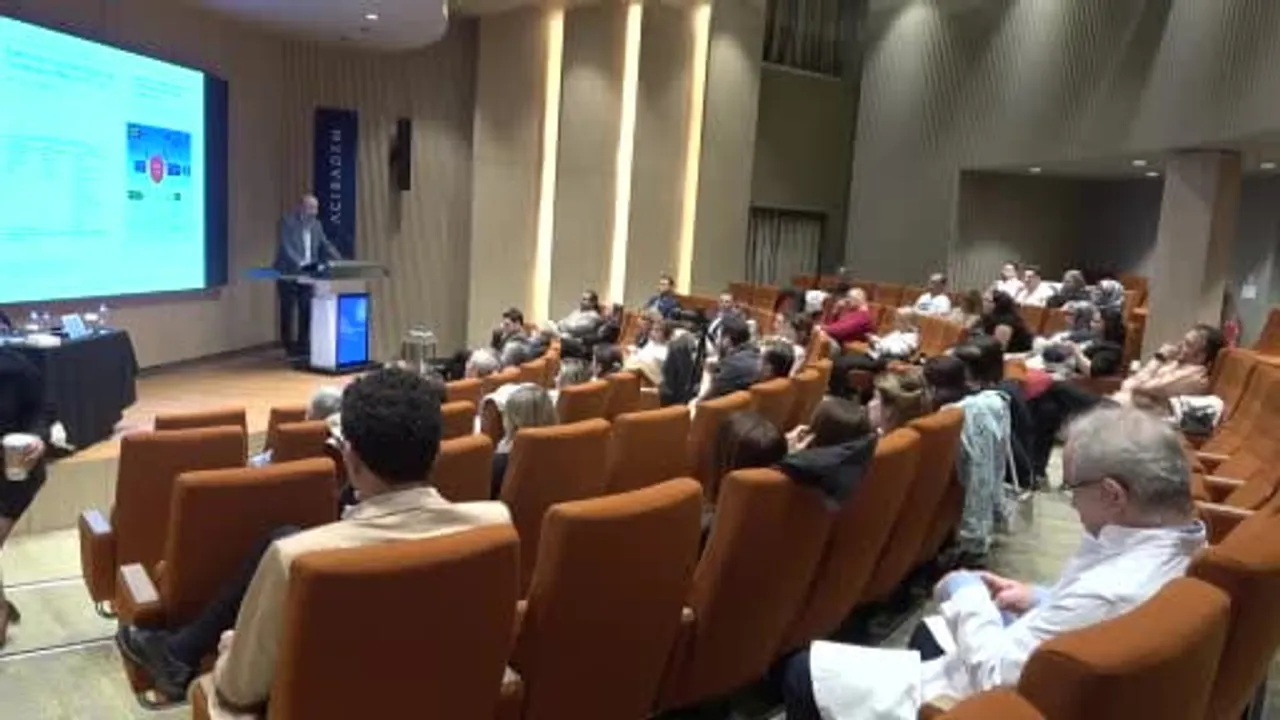Bursa'da gerçekleştirilen canlı cerrahi sempozyumunda doktorlar 3D laparoskopik böbrek naklini izledi